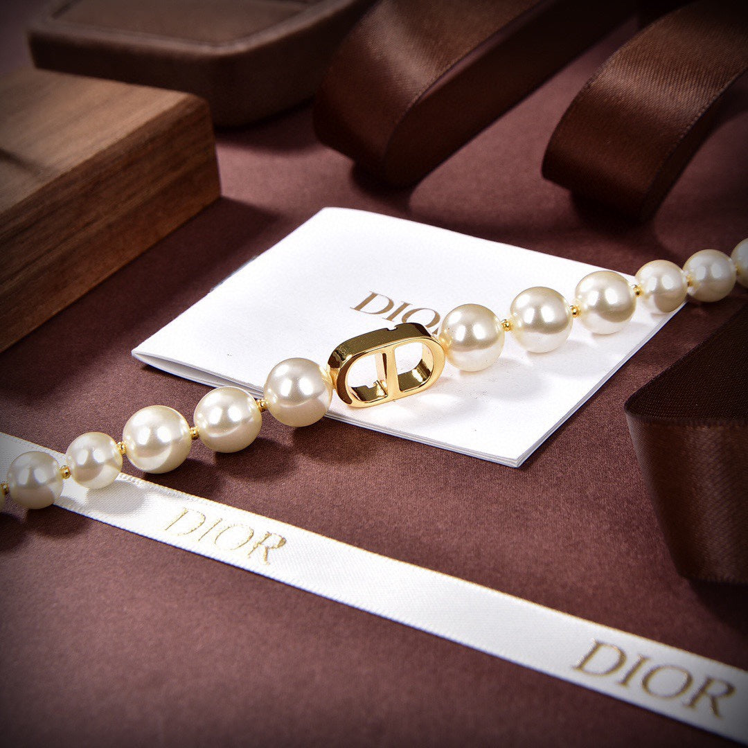 D logo with pearl necklace