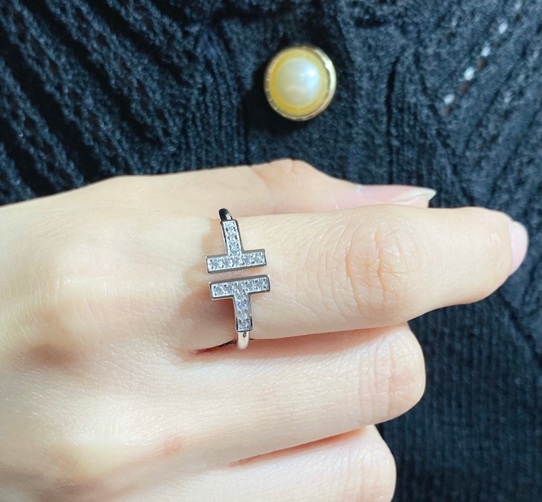 T ring with diamonds