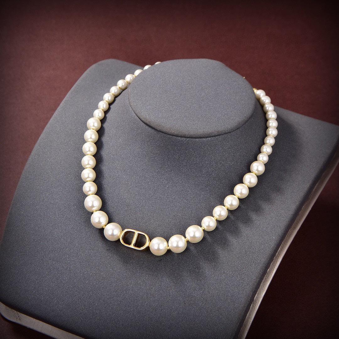 D logo with pearl necklace