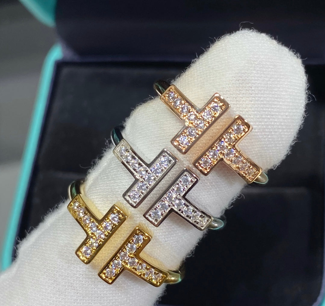 T ring with diamonds