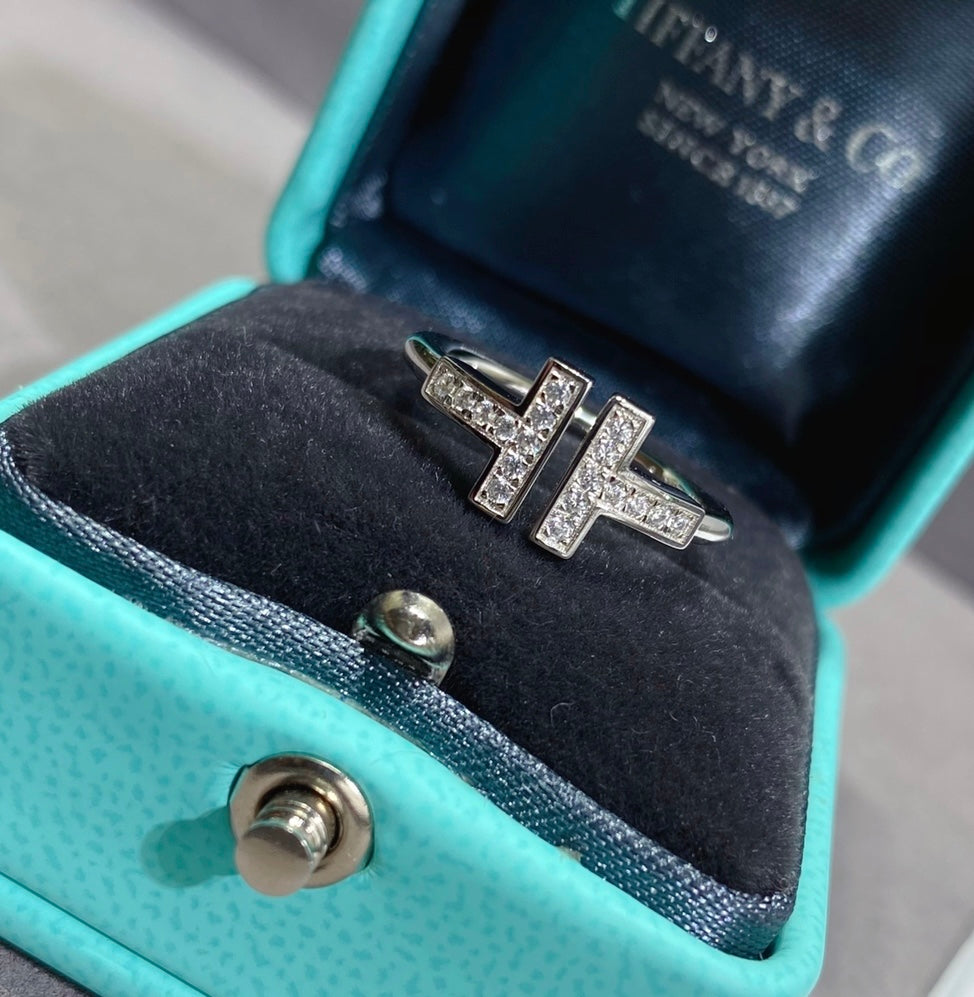 T ring with diamonds