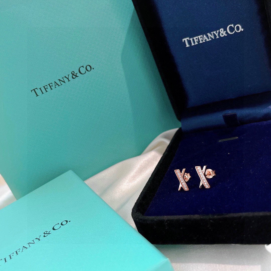T earrings in rose gold and diamonds