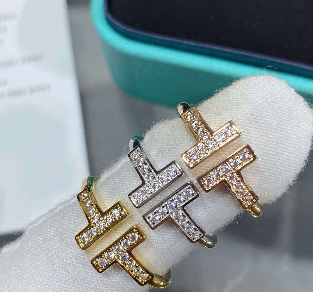 T ring with diamonds