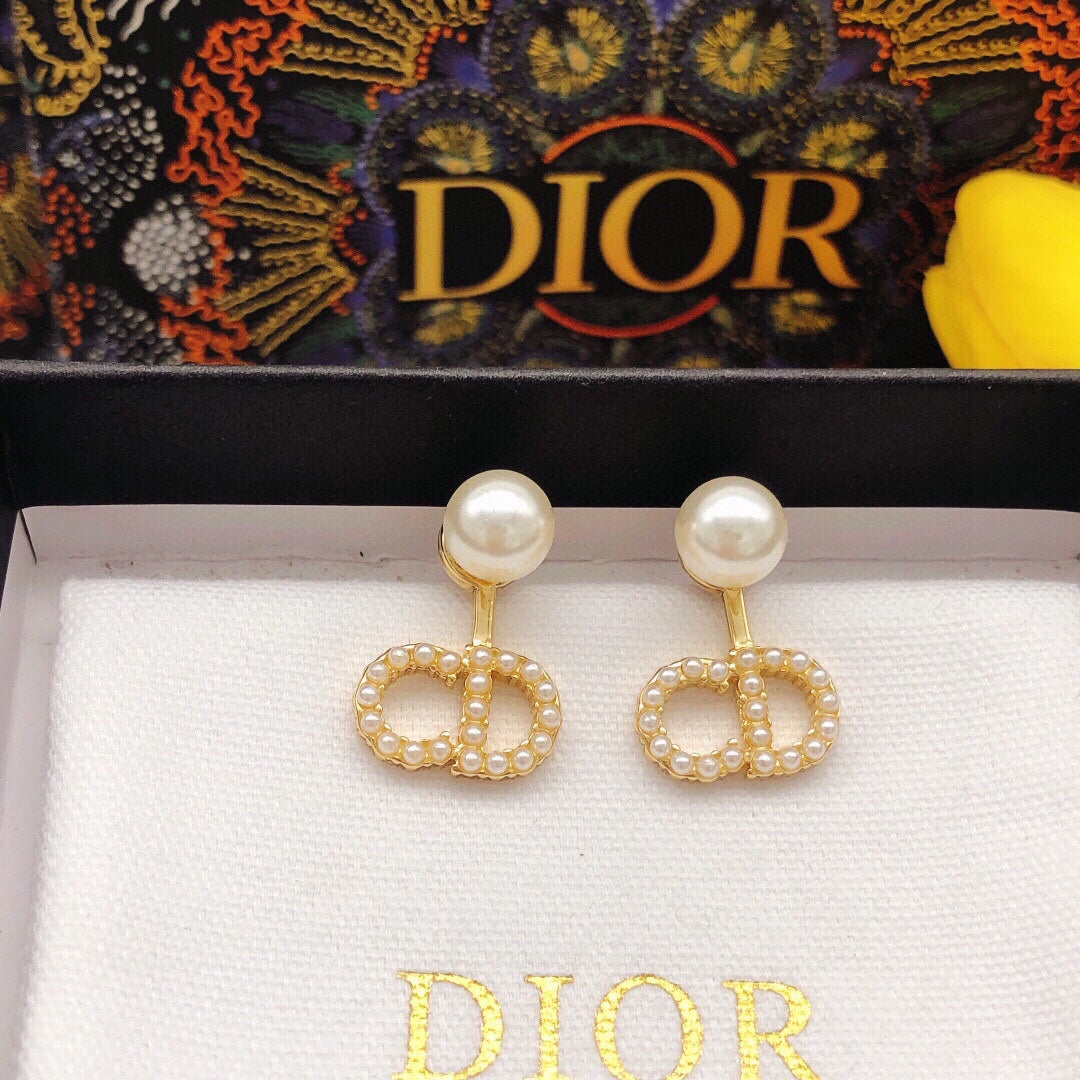 D logo with pearls and a big pearl earrings