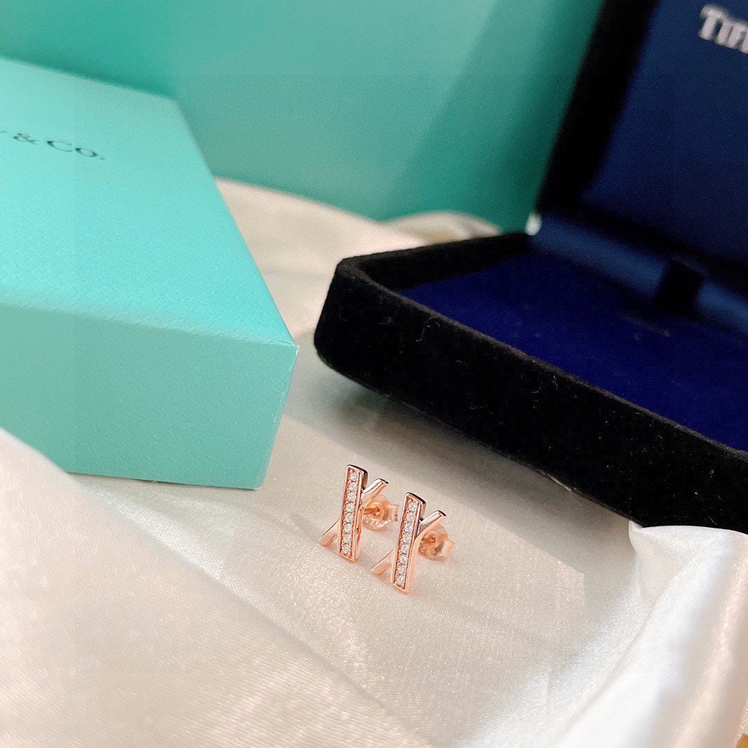 T earrings in rose gold and diamonds