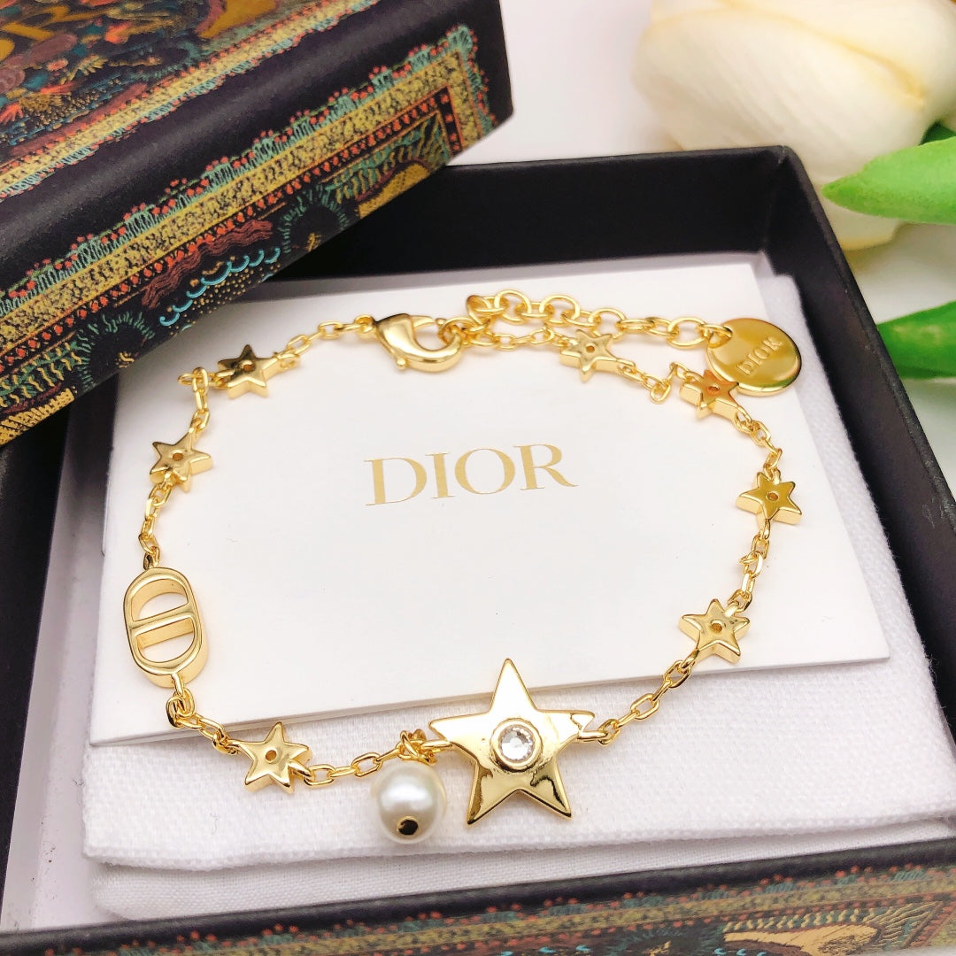 D logo and stars bracelet