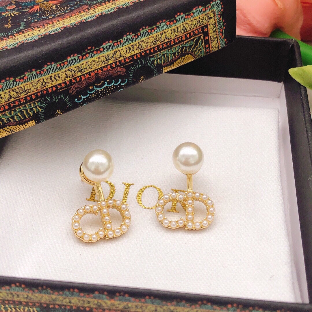 D logo with pearls and a big pearl earrings