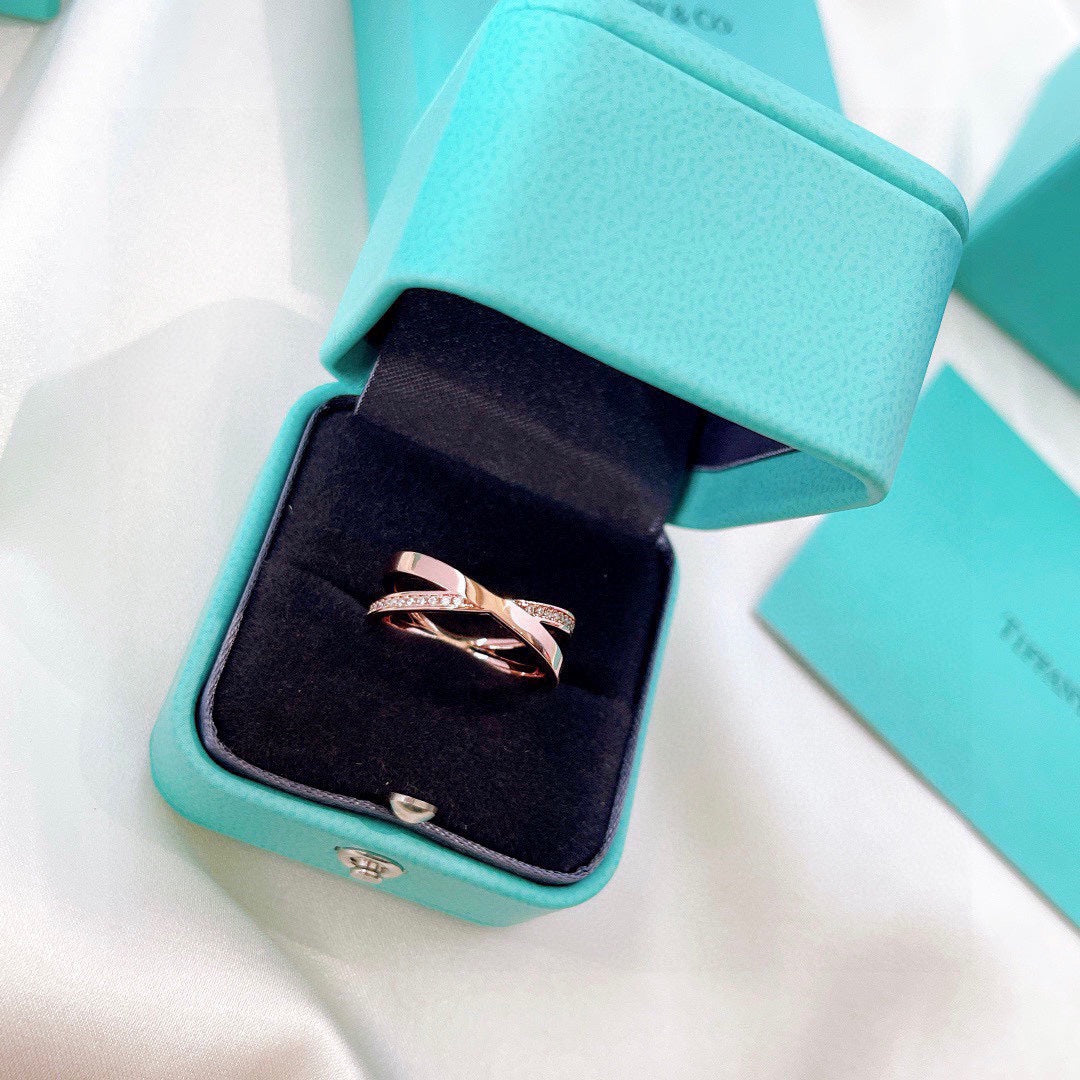 T ring in rose gold and diamonds