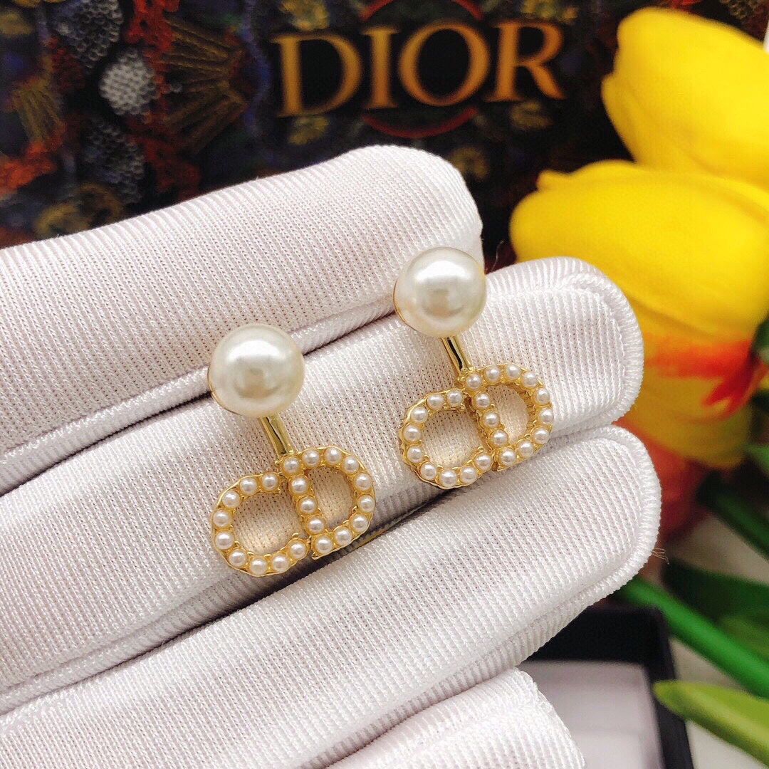 D logo with pearls and a big pearl earrings