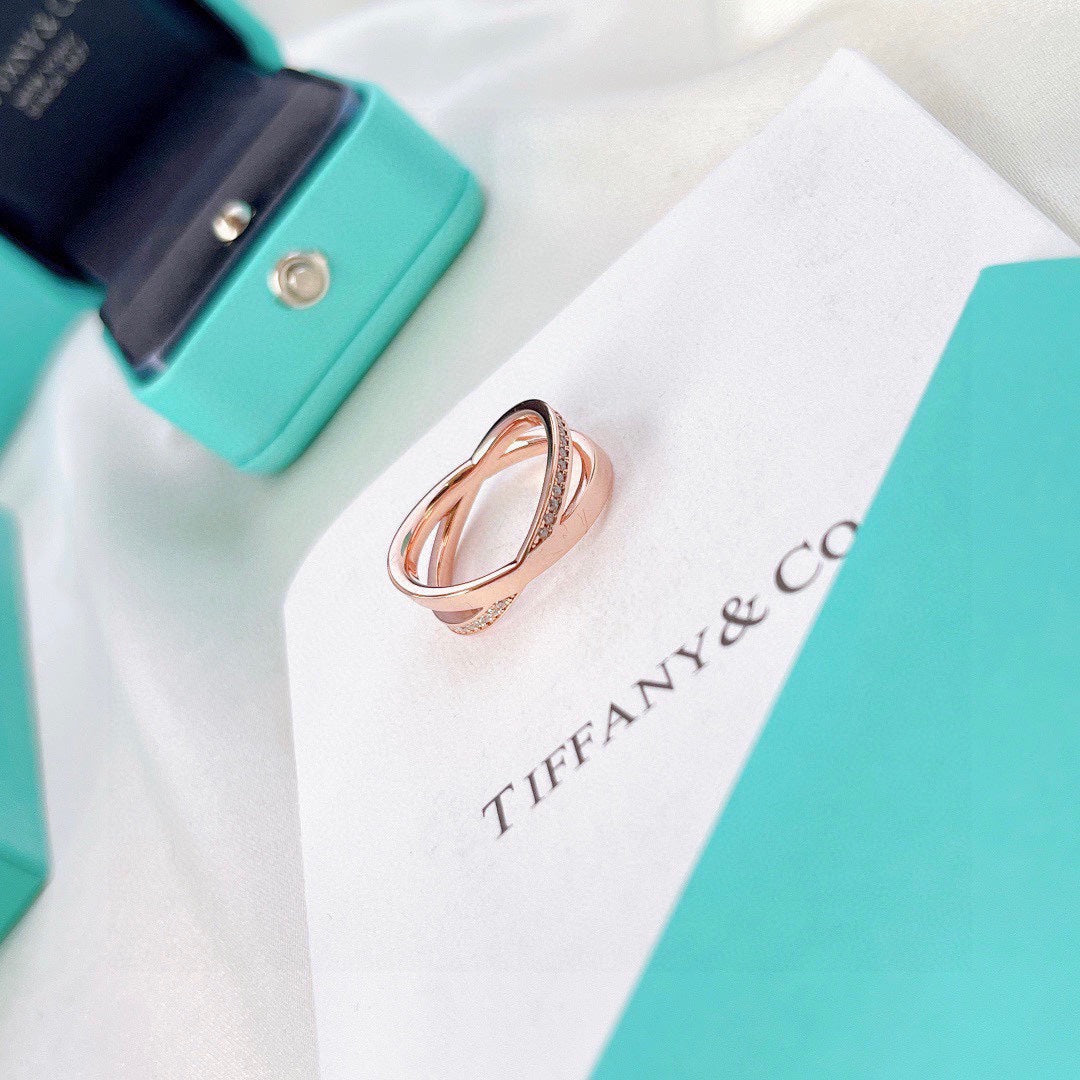 T ring in rose gold and diamonds