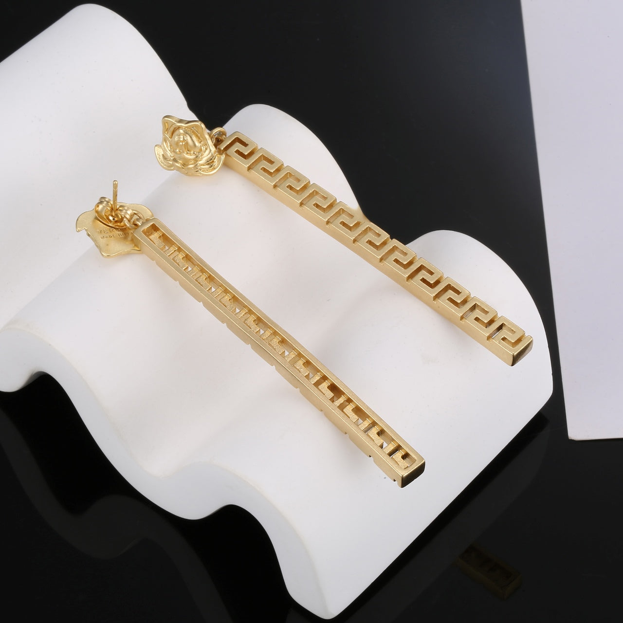 V gold earrings