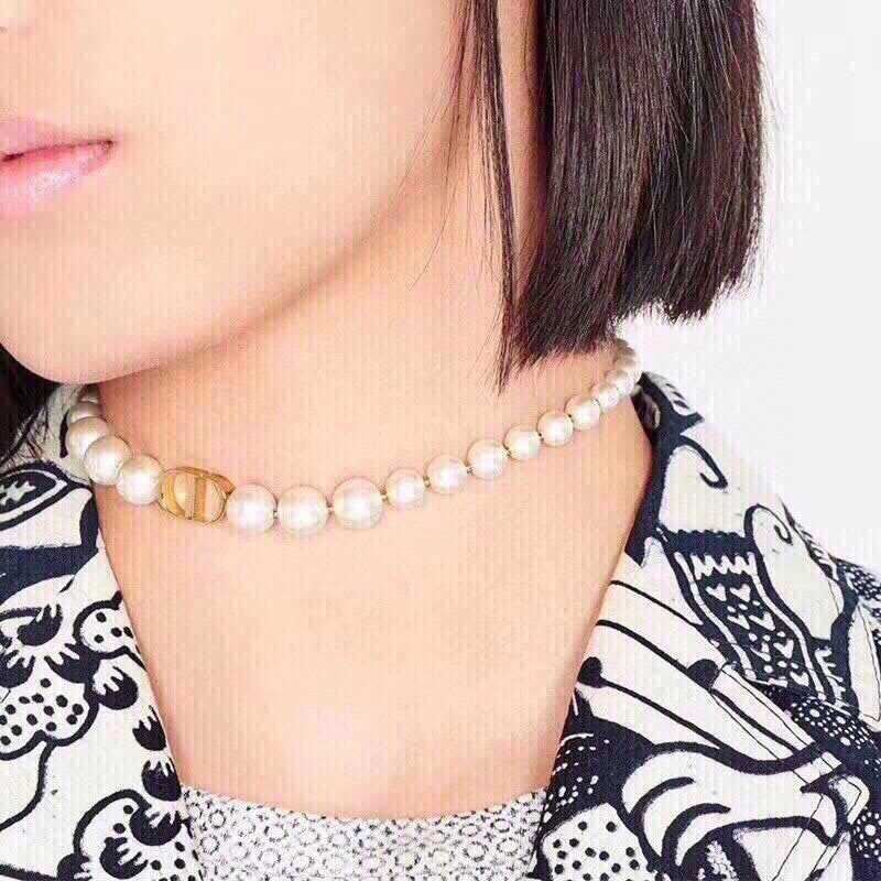 D logo with pearl necklace