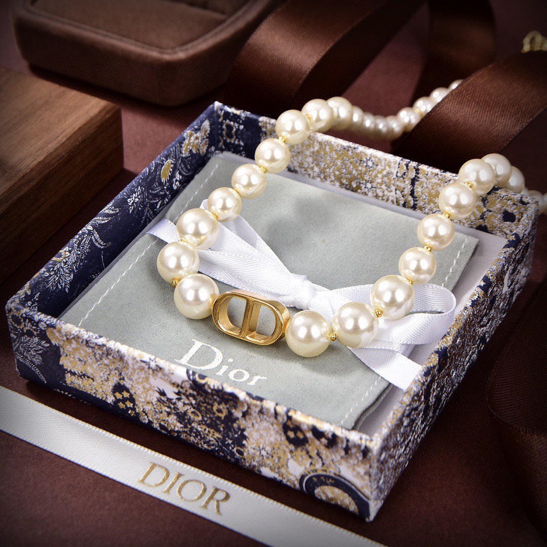 D logo with pearl necklace