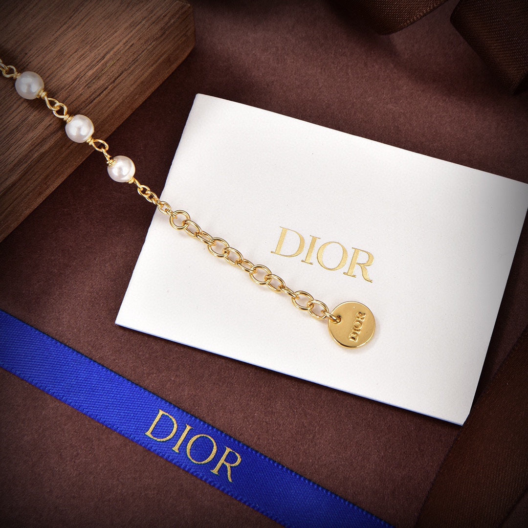 D logo and pearls bracket in gold
