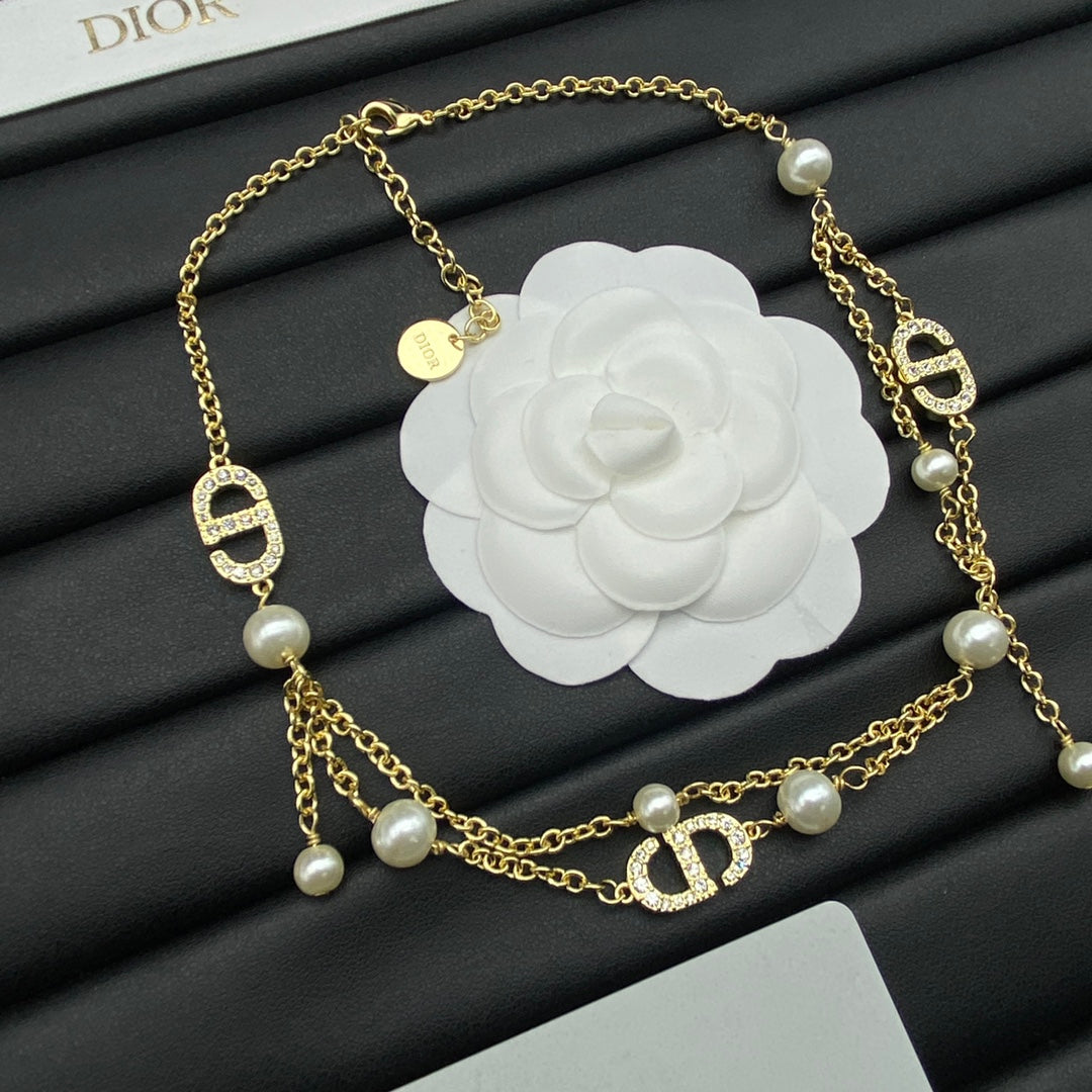 D logo and pearls necklace in gold