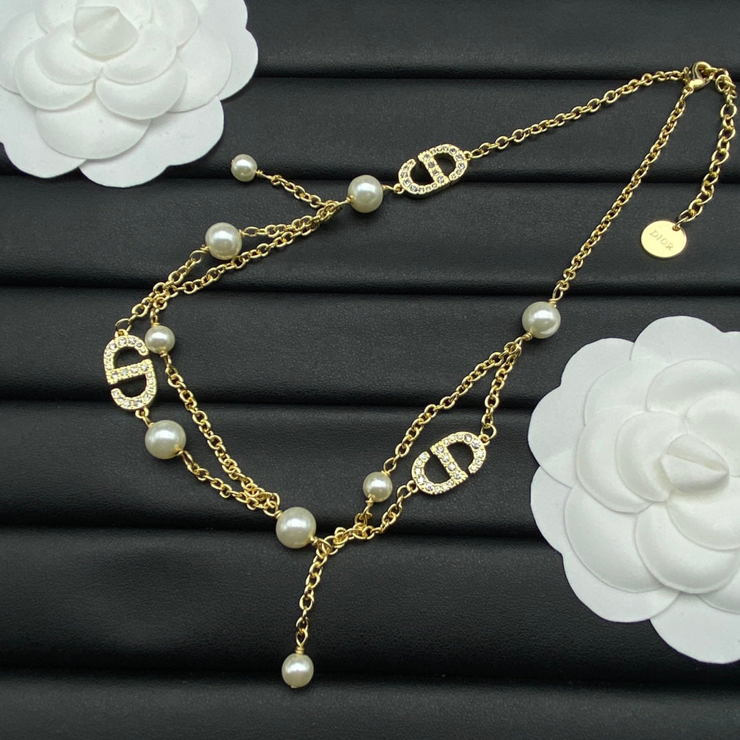 D logo and pearls necklace in gold