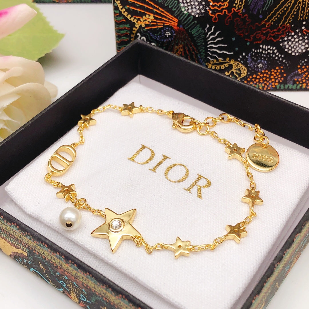 D logo and stars bracelet