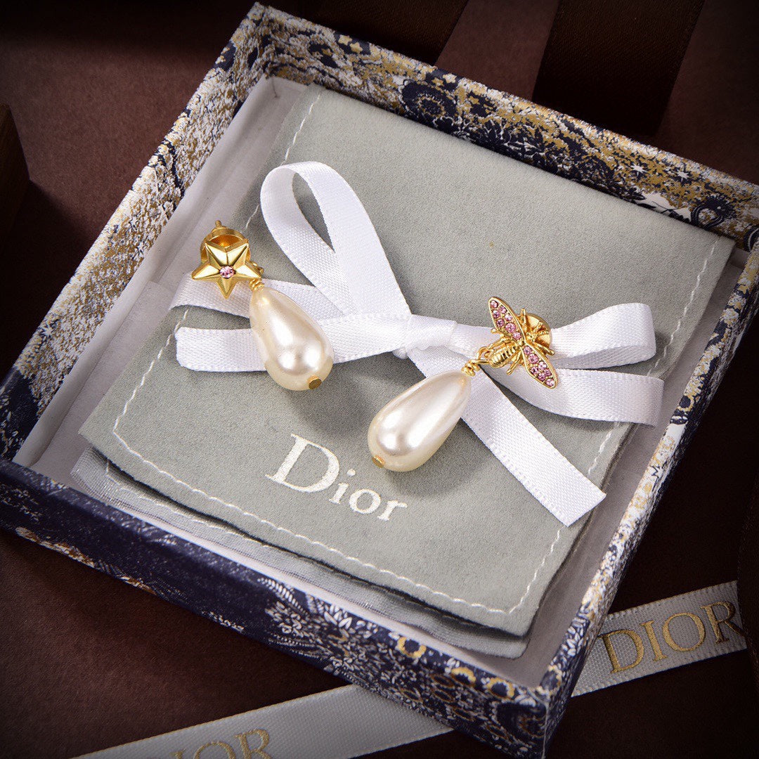 D long pearl earrings