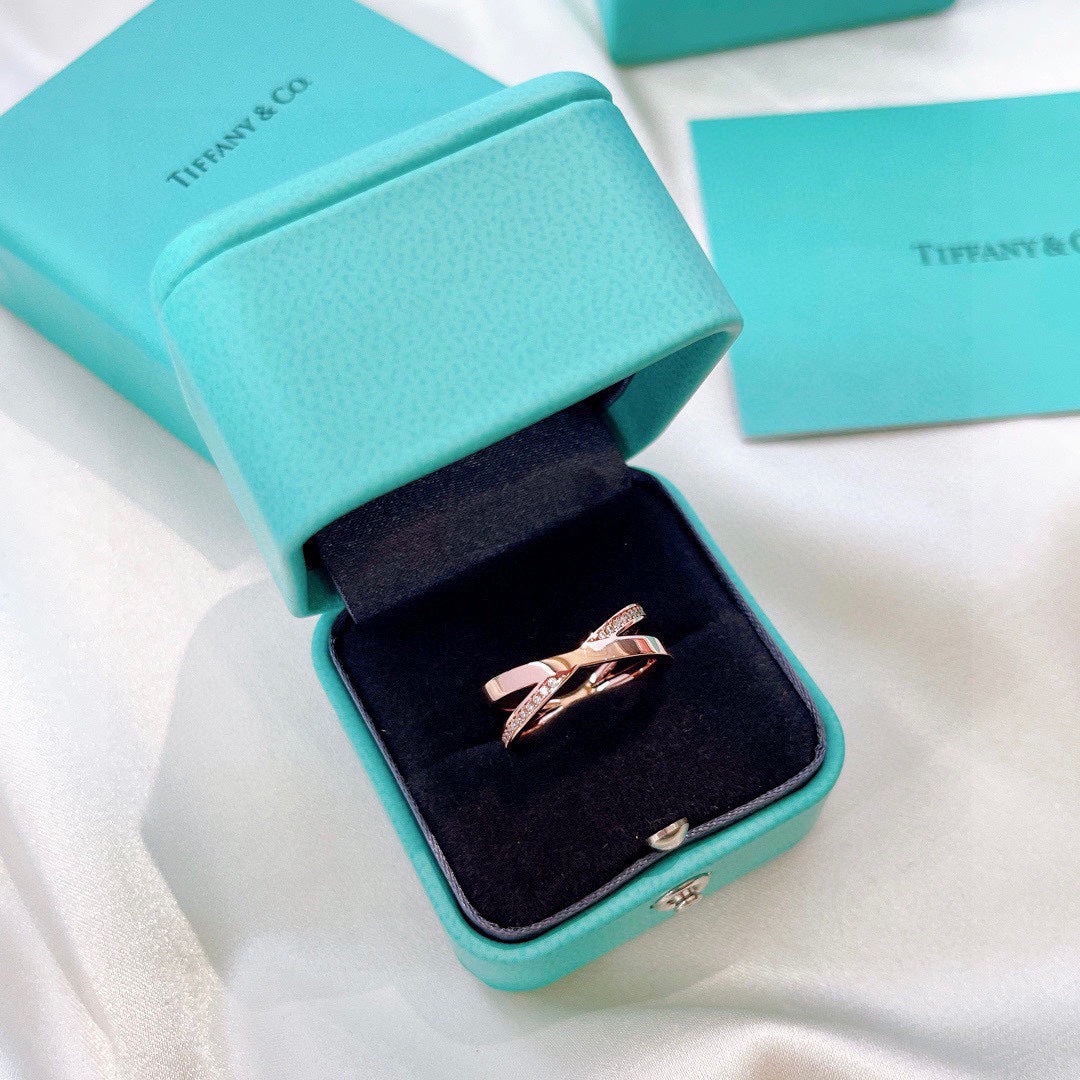 T ring in rose gold and diamonds