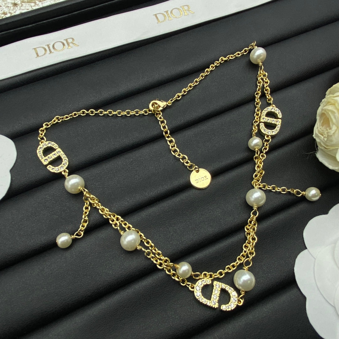D logo and pearls necklace in gold