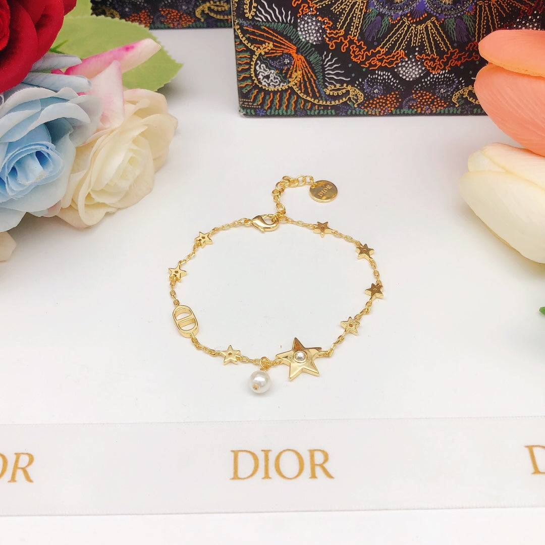 D logo and stars bracelet