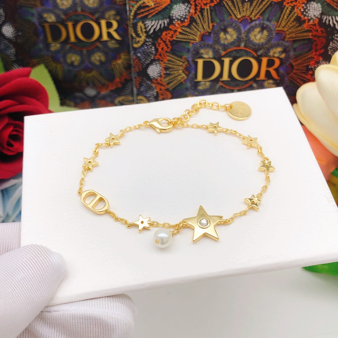 D logo and stars bracelet