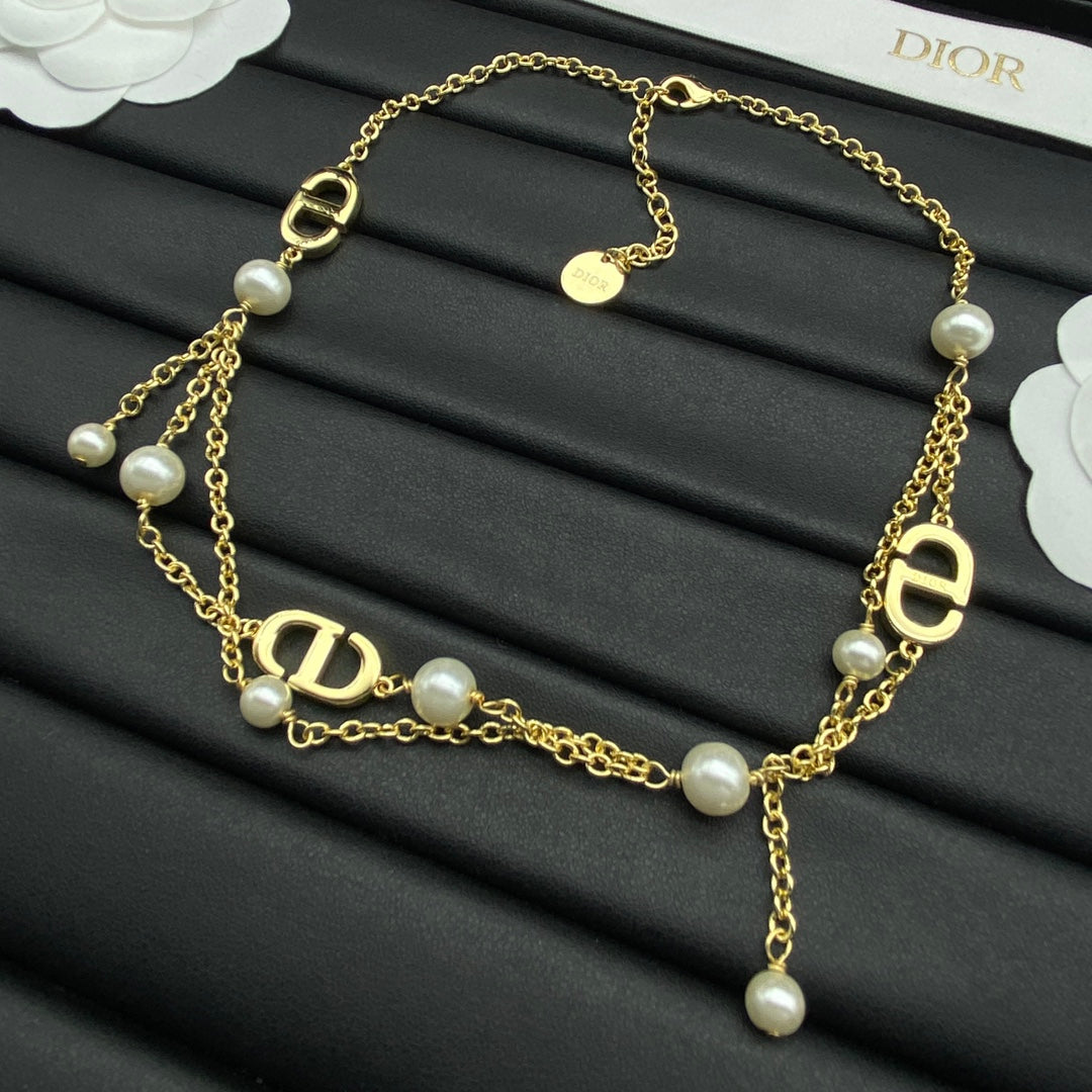 D logo and pearls necklace in gold