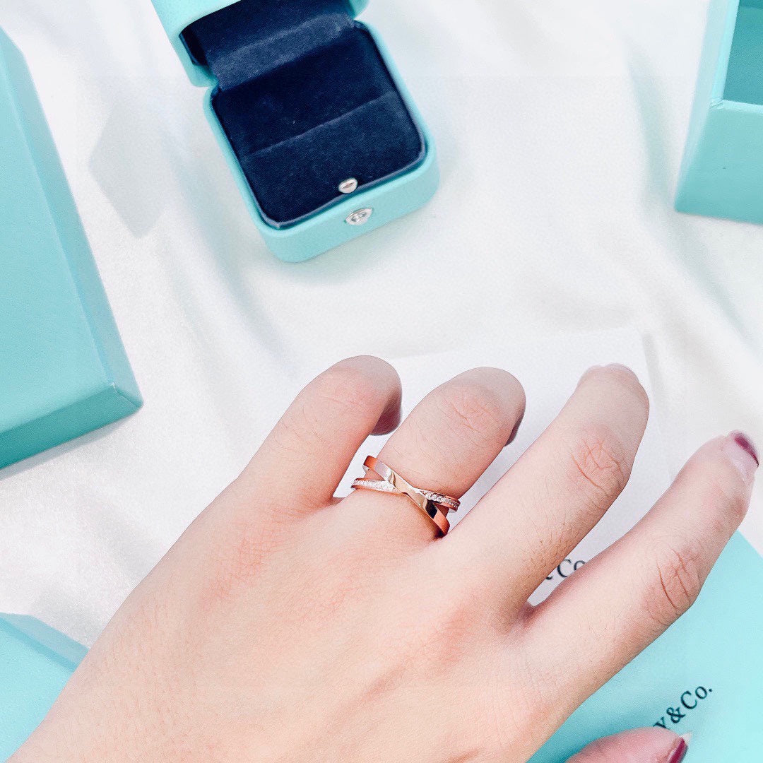 T ring in rose gold and diamonds