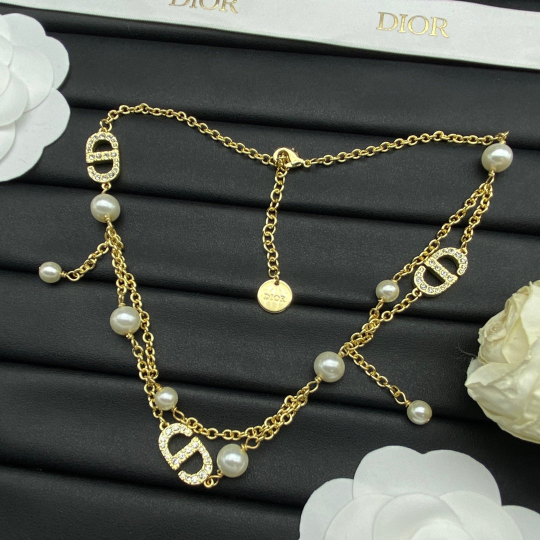 D logo and pearls necklace in gold