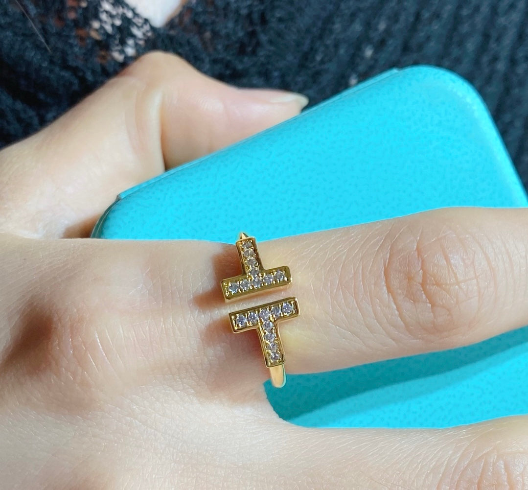 T ring with diamonds