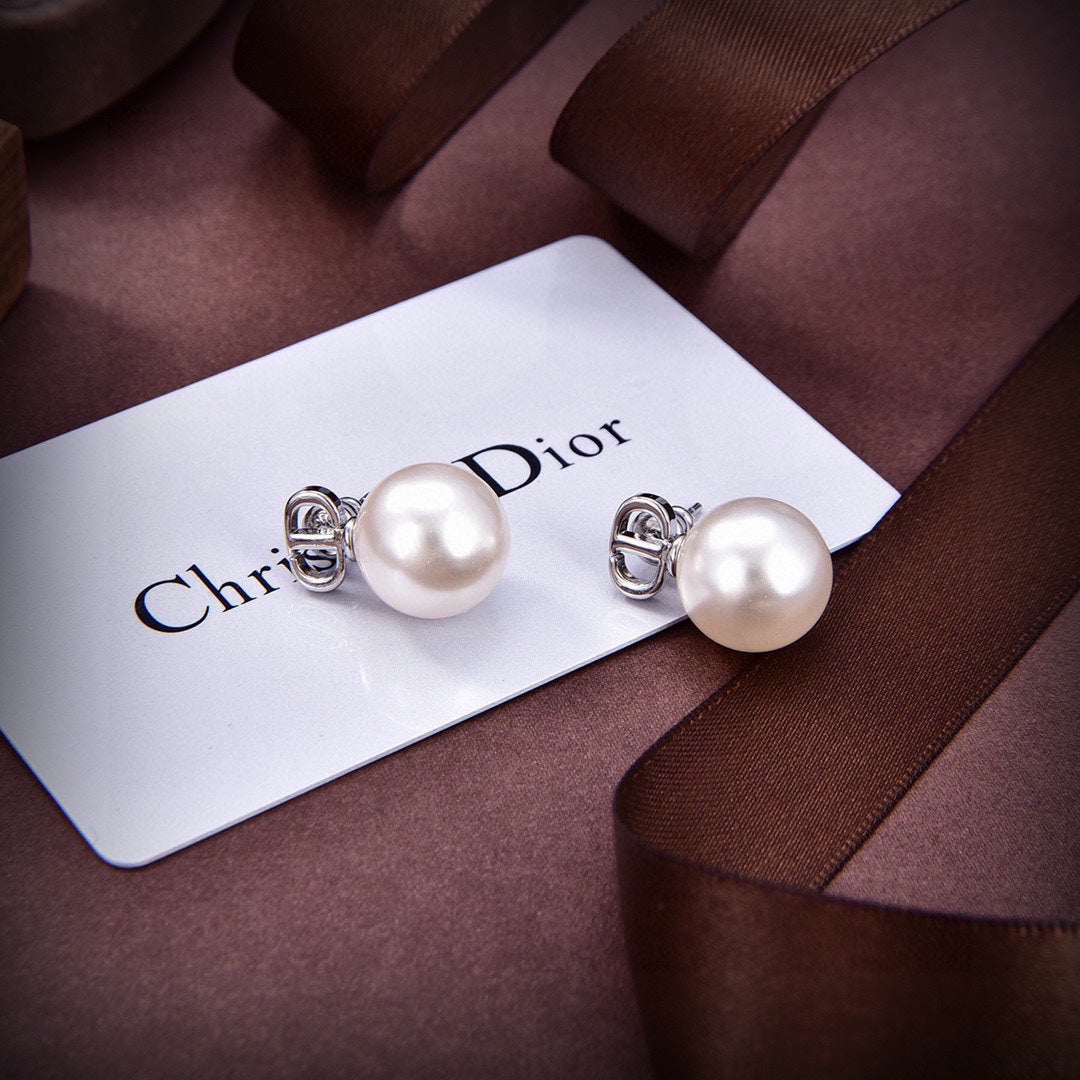 D logo and one pearl earrings