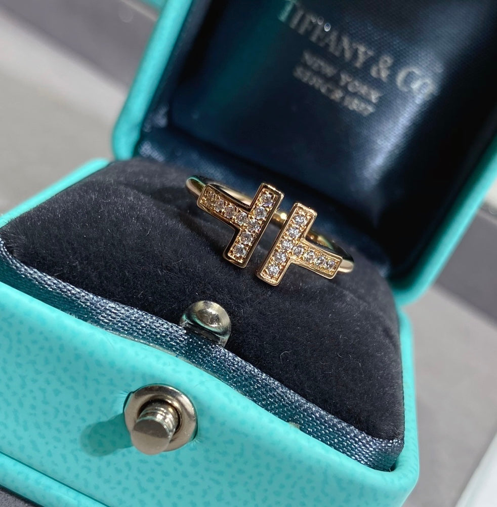 T ring with diamonds