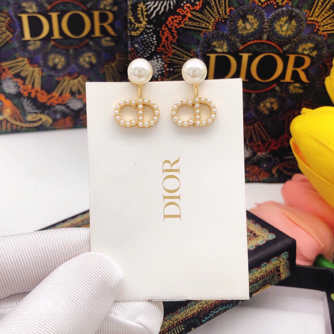 D logo with pearls and a big pearl earrings