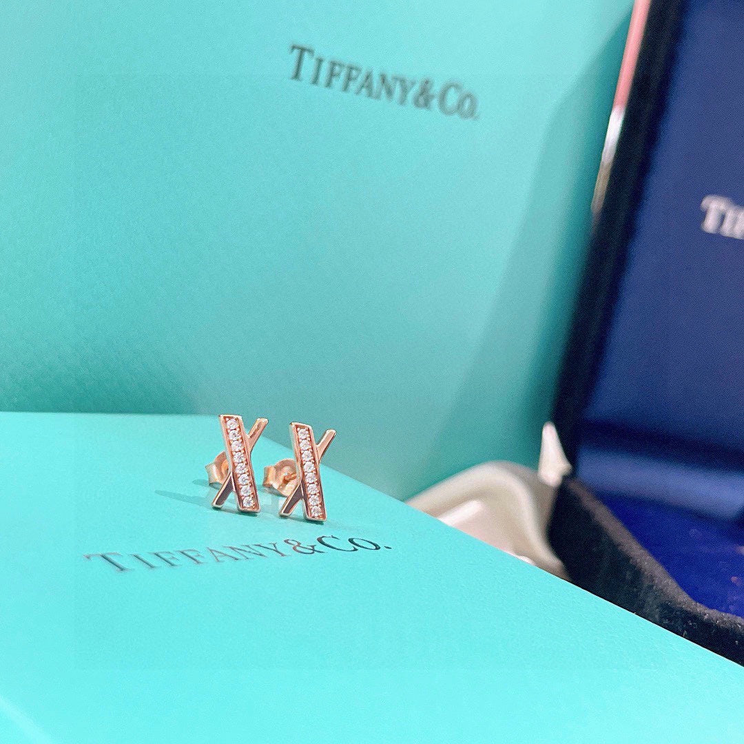 T earrings in rose gold and diamonds