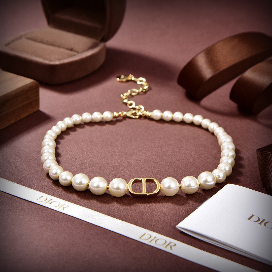 D logo with pearl necklace