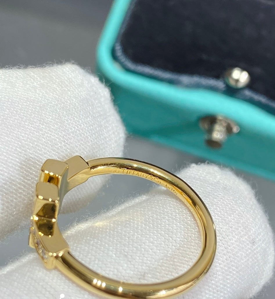 T ring with diamonds