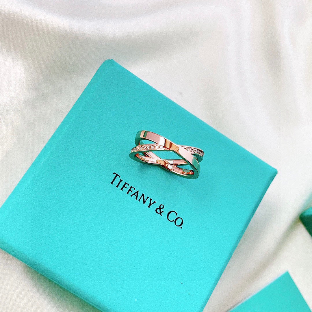 T ring in rose gold and diamonds