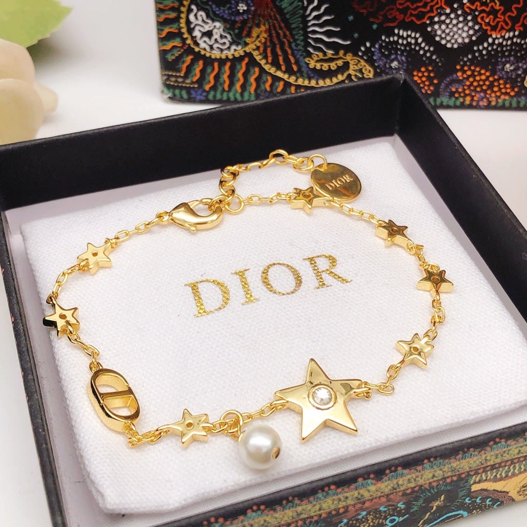 D logo and stars bracelet