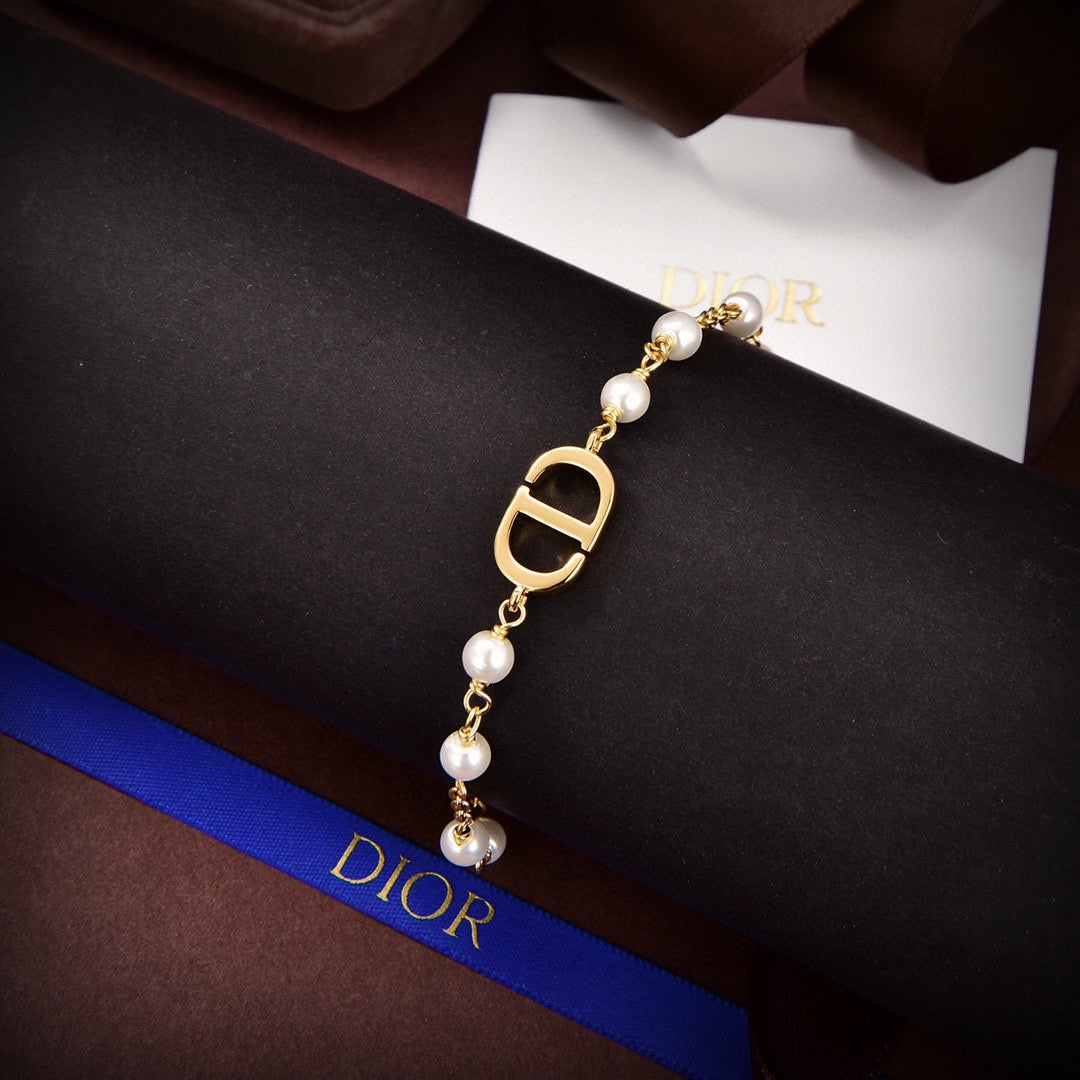 D logo and pearls bracket in gold