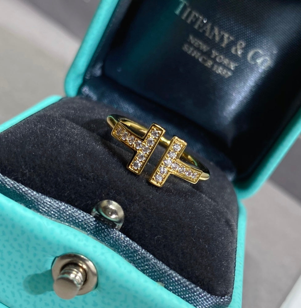 T ring with diamonds