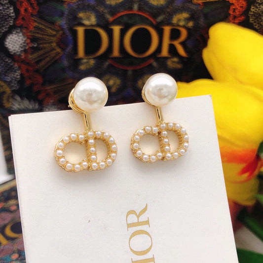 D logo with pearls and a big pearl earrings