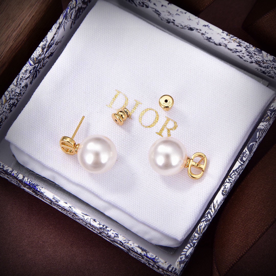 D logo and one pearl earrings