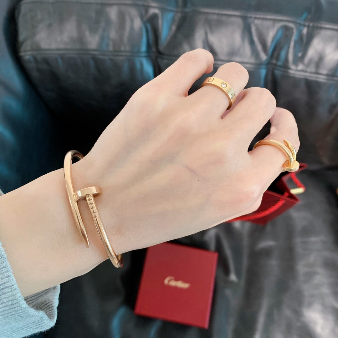 C juste un clou in gold