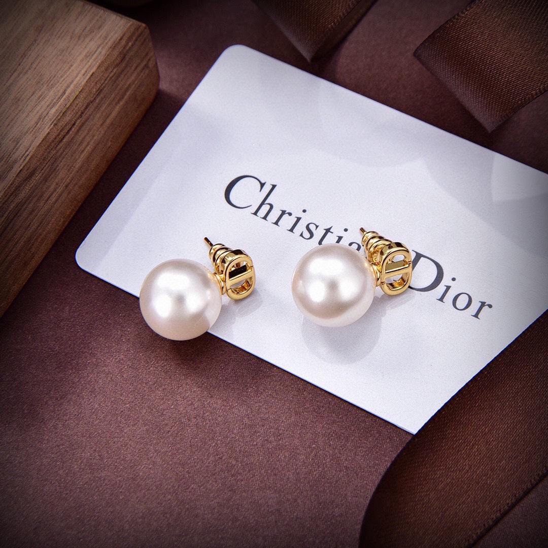 D logo and one pearl earrings