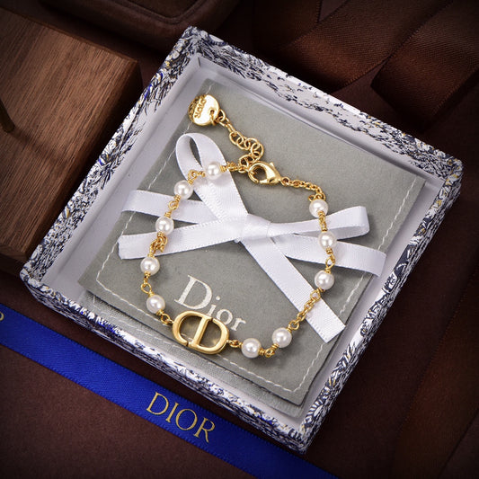D logo and pearls bracket in gold