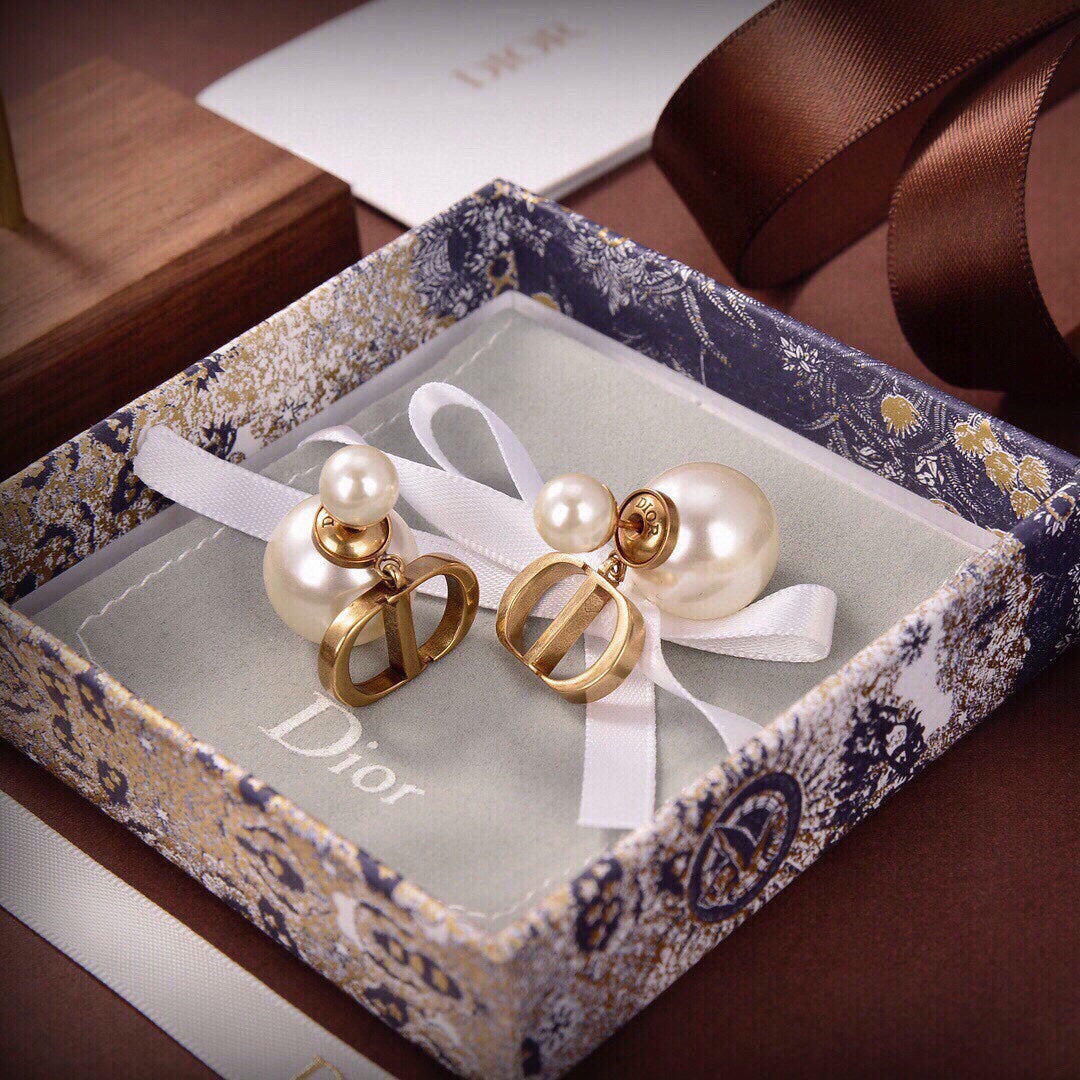 D logo and pearls front and back earrings