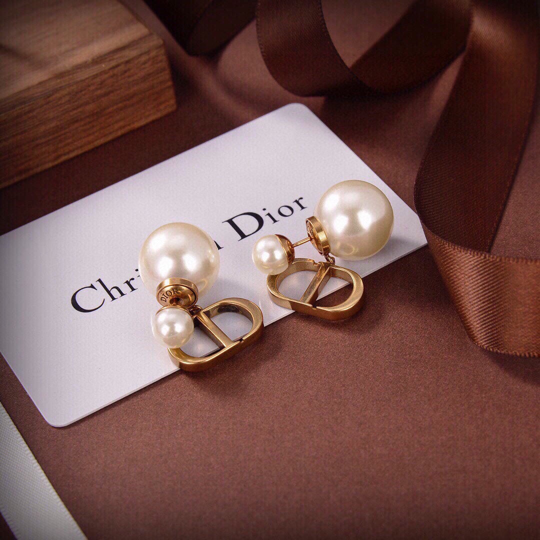 D logo and pearls front and back earrings