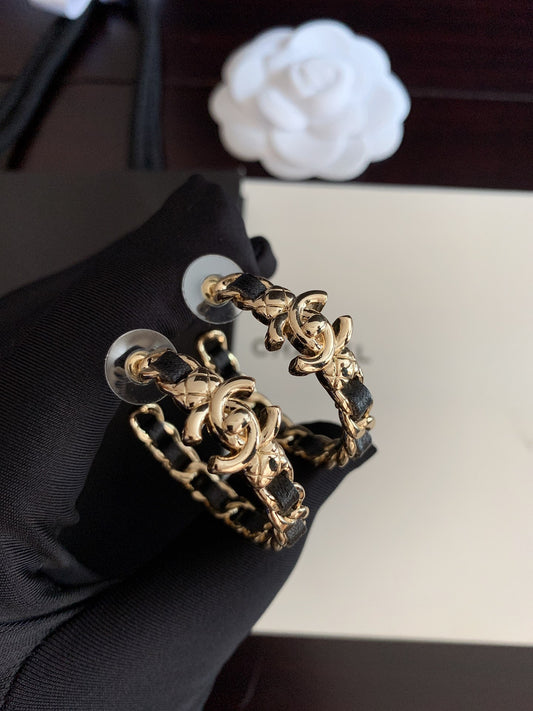 C rounded black earrings