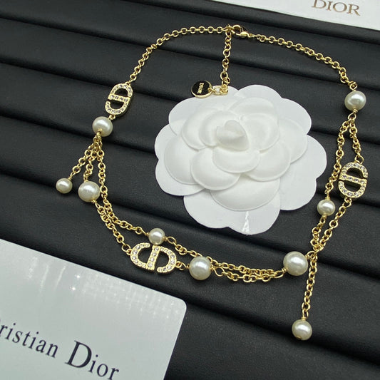 D logo and pearls necklace in gold