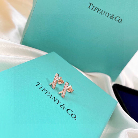 T earrings in rose gold and diamonds